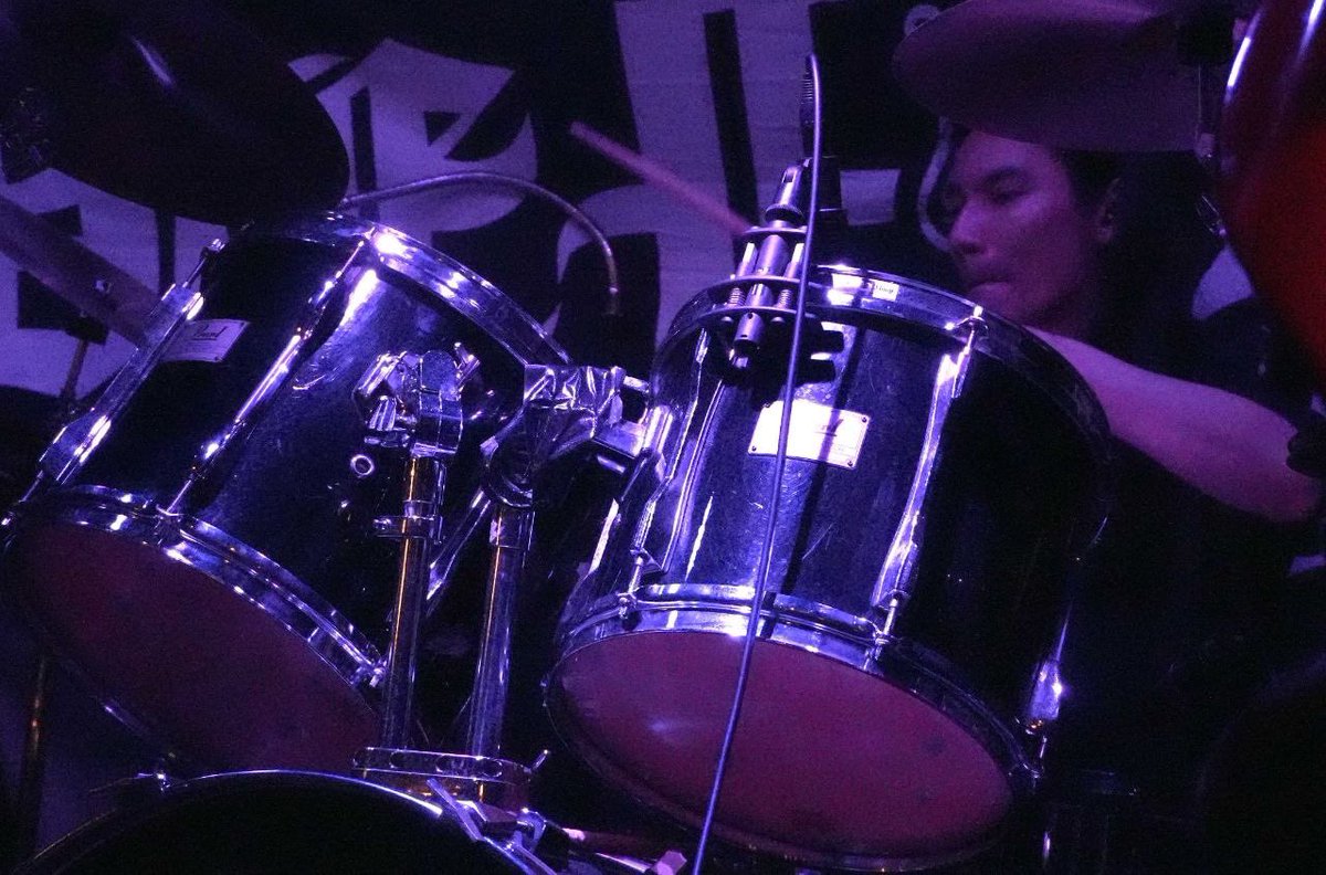 defiledjapan's tweet photo. 福生ライブ終了。平日の夜に集まり耳を傾いて頂きありがとうございました。お客さまとの距離も近くハラハラ？！ドキドキと楽しくやれました。この箱の雰囲気は沖縄の箱に近く異国情緒漂う素晴らしい空間。また戻ってきます。明日はアースダム（駄洒落）、来られる方はどうぞよろしくお願いします。 https://t.co/pUkGPIi57L