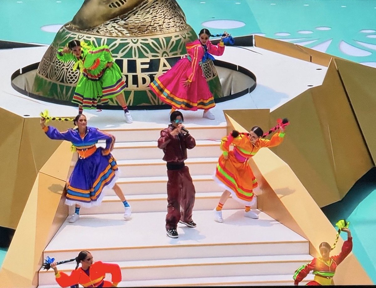 AndreaCcT's tweet photo. 74 años de historia del Ballet Folklórico de México de Amalia Hernández para que terminaran haciendo esto?… es neta? #inauguración https://t.co/iZuV22M1yH