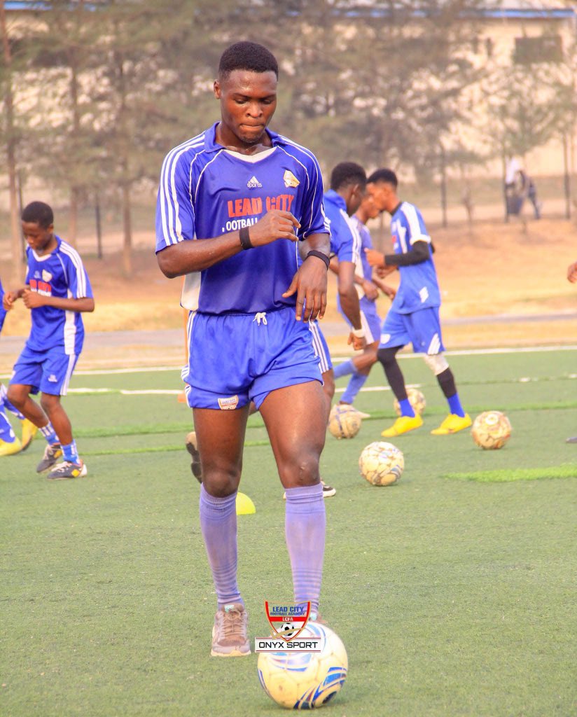 Olaogun_'s tweet photo. One day , I’ll play in the FIFA World Cup and make my nation 🇳🇬 proud 🙏

I am GodsBattleAxe ✝️ https://t.co/edI9xPxgcY