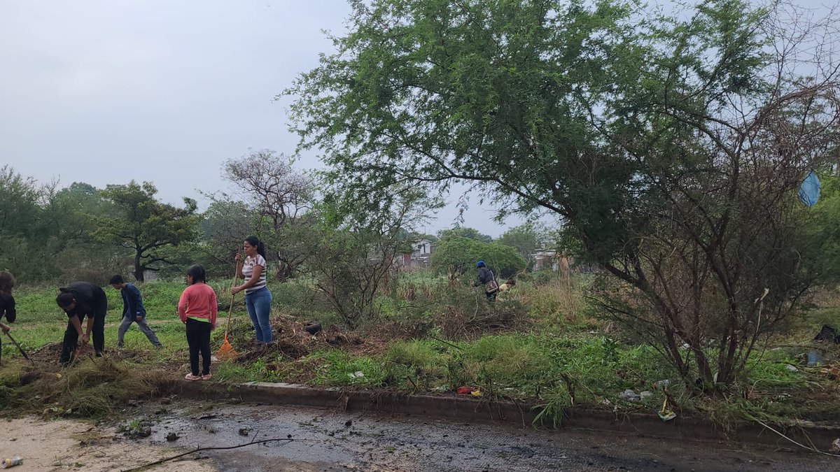 ChiapasFnerrr's tweet photo. Estudiantes de la Preparatoria Ruiz Ferro realizan faena comunitaria para dignificar su centro educativo.
Como parte de sus actividades ordinarias y demostrando un fuerte compromiso con su educación. https://t.co/N6pBIZr8oO