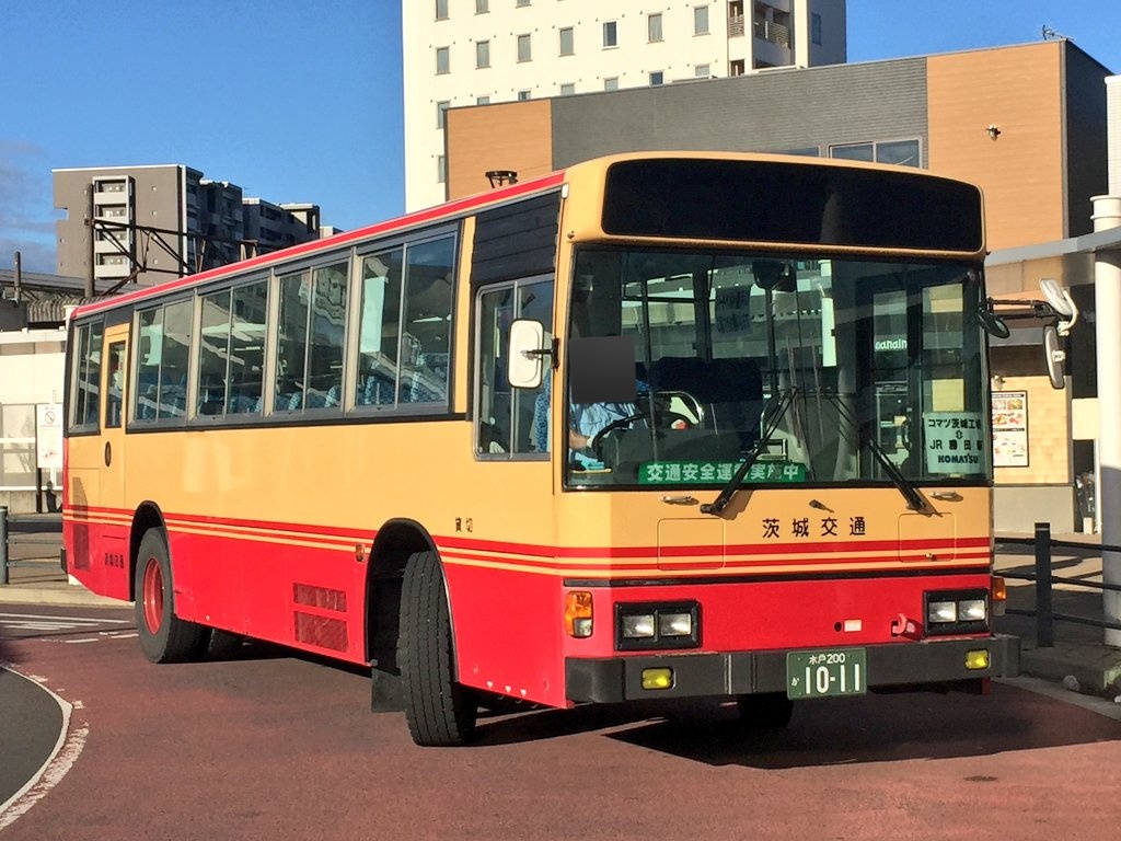 WFRX4270's tweet photo. 1011号車 ex-茨城オートバス
メトロ窓にトップドアという送迎バススタイルのブルーリボン。幕も付いていない。地味にこの仕様の物理ってこやつくらいでは？

ナンバーが妙に新しいのはオ��ト時代は22ナンバーだったのではないかと考察。
企業輸送で毎朝毎夕よく駅で見かけたな。赤いけどブルーリボン。 https://t.co/JkeDd1XohB