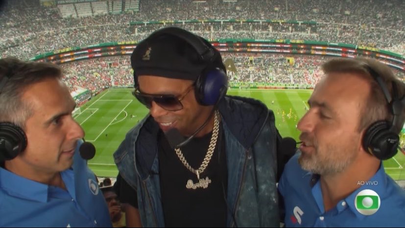 CentralDoBrega's tweet photo. Ronaldinho Gaúcho virou comentarista da Globo pra Copa do Mundo kkkkkkkkkkkkkkk

é o rei dos rolês aleatórios mesmo https://t.co/cApOUQQuaV