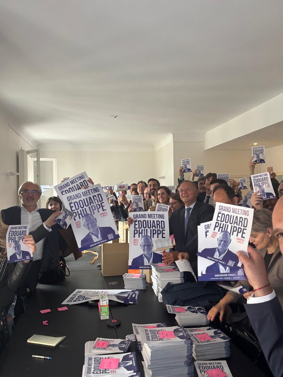 Arnaud_Pericard's tweet photo. Réunion des cadres franciliens d’@HorizonsLeParti et récupération des tracts et du matériel pour la campagne : fait ✅

L’occasion, aux côtés de @fredvalletoux, de faire le point sur les actions de terrain engagées partout en Île-de-France et préparer ensemble les prochaines échéances du parti.

À quelques semaines du grand meeting du 5 juillet, l’énergie est bien là : militants, élus et responsables locaux sont pleinement mobilisés pour porter le projet d’@EPhilippe_LH et aller à la rencontre de tous les Français.

Merci à toutes celles et ceux qui s’engagent chaque jour sur le terrain. Cette énergie collective sera notre force dans les mois à venir.

🚀 Prochaine étape : le grand meeting du 5 juillet !
Inscription : https://t.co/rp21vIp1OY