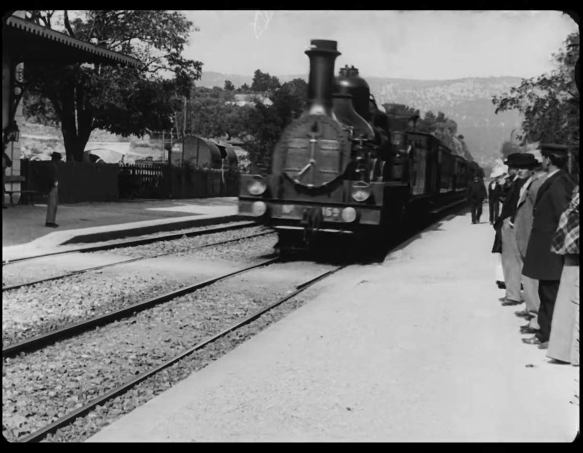 oderable's tweet photo. L'arrivée d'un train en gare de La Ciotat (1896) par Louis et Auguste Lumière / Pop (1974) par Yôji Kuri https://t.co/kIRXCVjKHz