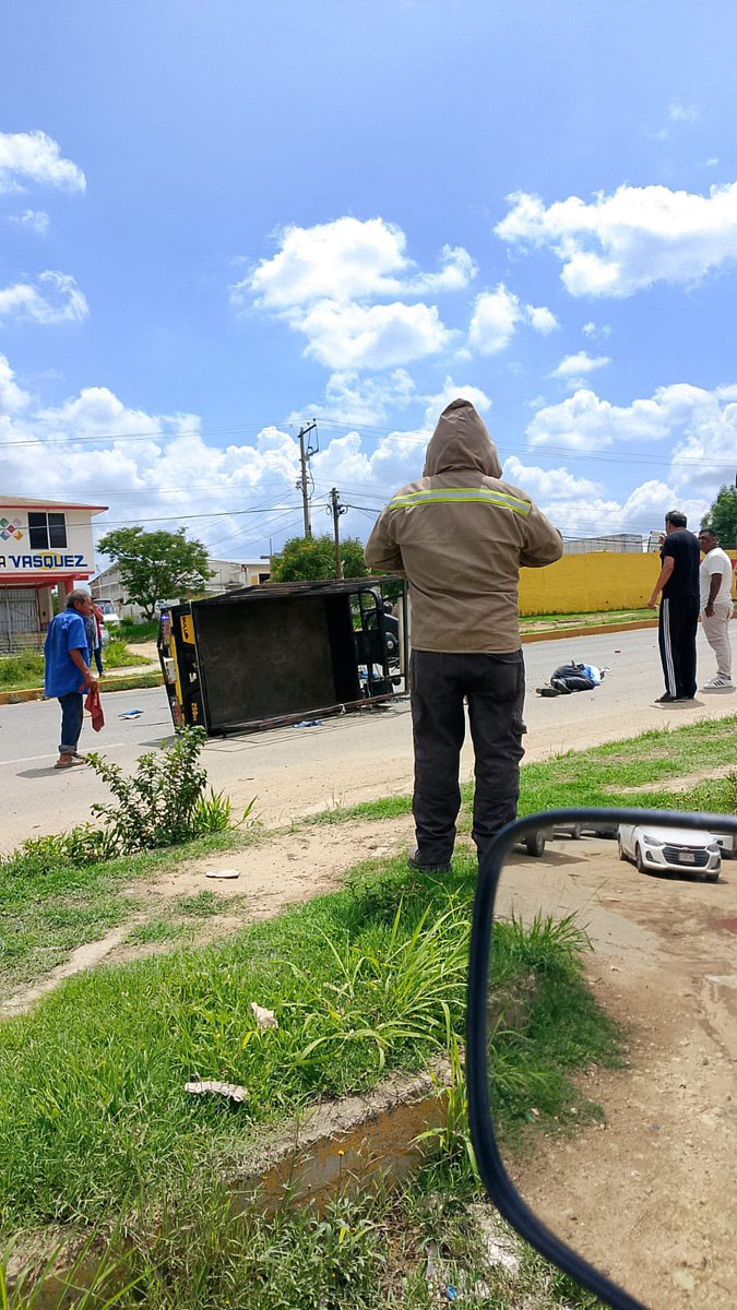 DelValleNot's tweet photo. #AlertaVial ⚠️ ||👇🏼Un adulto quedó lesionado tras volcar en una trimoto de carga en la carretera federal 190, a la altura de Gas Milenium, en San Pablo #Etla, #Oaxaca.

Paramédicos arribaron al lugar para atender la emergencia. ⚠️🚨 https://t.co/94HWv03x9n