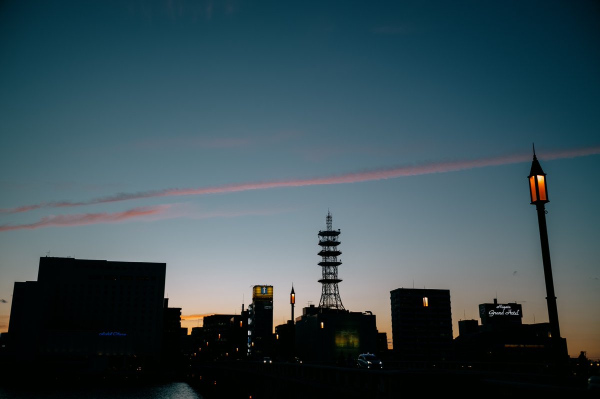 hirokiPhoto1's tweet photo. 夕暮れ時の新潟市
新潟駅前から海に向かって歩くと
いい景色が広がってるから好きな散歩コースです。 https://t.co/f5F2OGkv4G