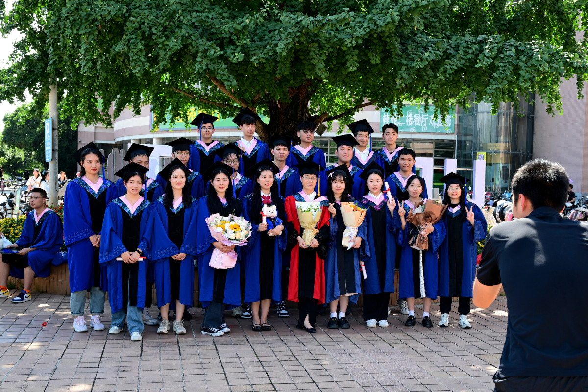143143e's tweet photo. It’s a wrap! Graduated with the best crew u0026 lifelong memories. https://t.co/UewoCd2B85
