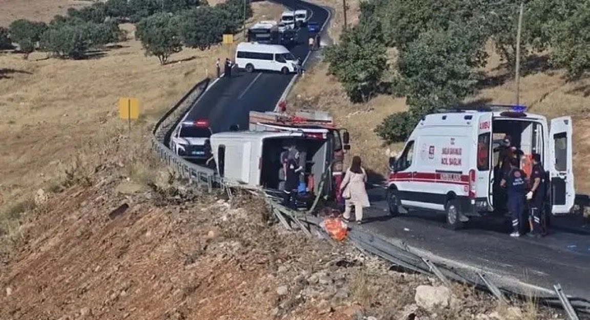 SezaiTemelli's tweet photo. Baran Koyun’un gencecik yaşında aramızdan koparılması, sadece bir kaza değil, bu ülkenin cezalandırma sisteminin ağır bir sonucudur. Siverek yollarında yiten o canın acısı hepimizin yüreğini dağladı. Baran’a rahmet, ailesine sabır diliyorum.

Yıllardır bir cezalandırma yöntemine dönüşen, mahpusları ailelerinden yüzlerce kilometre uzağa sürgün eden bu "sürgün politikası" daha kaç cana sebep olacak? Aileleri yollarda perişan eden, kazalara davetiye çıkaran bu adaletsiz düzen derhal değişmelidir.

En temel insani hak olan sevk taleplerini reddetmek, aile bütünlüğünü ve insan onurunu hiçe saymaktır. Bu zulme artık son verilmelidir!
