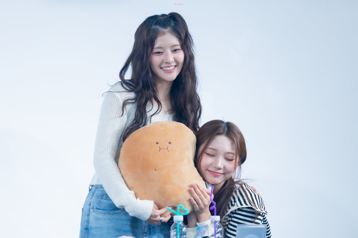 haruharin0103's tweet photo. 260607 Fansign

감 자 조 아

#하린 #로아 #키라스 #Harin #Roah #KIIRAS https://t.co/NQgKTDVyLD