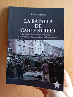 Antifaxismoa's tweet photo. @DaniMayakovski 90 Aniversario
La Batalla de Cable Street, los trabajadores de Londres se unieron para asestar un golpe decisivo contra la amenaza del fascismo británico

La Batalla de Cable Street tuvo lugar el domingo 4 octubre 1936 📕📚 
 
https://t.co/EtTBJIq4bo https://t.co/vVGx4EkcT3