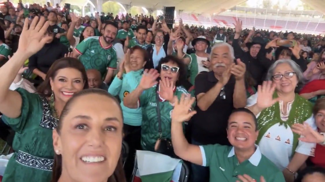 JPAlGd's tweet photo. Encerrada @Claudiashein en un corral 

/

@RicardoBSalinas demostrando punch en el estadio. https://t.co/Q1xCUYzoSd