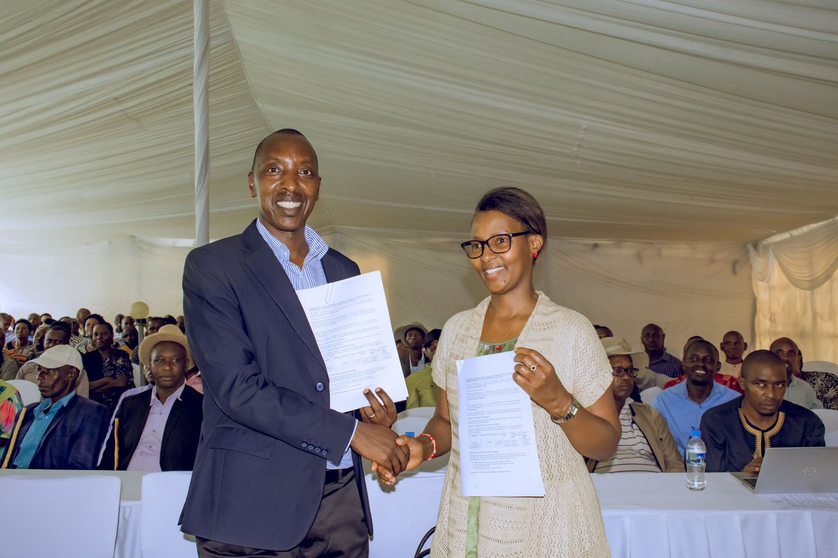 AgaciroPress's tweet photo. Through a partnership of #KILIMOTRUST, #RDDP2, 253 livestock farmers in @NyagatareDistr will receive support to build water reservoirs (dam). The project, worth RWF 516 million, includes government support and is expected to improve livestock management and boost milk production https://t.co/sLDUh9D8Sz