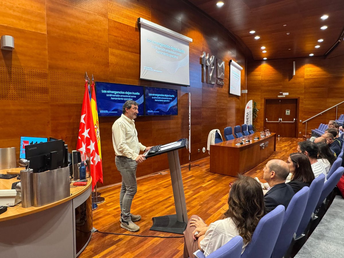 112cmadrid's tweet photo. 🚨 Hoy la #ASEM112 ha acogido la jornada "Las emergencias dejan huella: la dimensión emocional como herramienta operativa".

El objetivo: impulsar la atención psicológica como parte esencial de la intervención en emergencias

Tras la apertura del foro, por parte del director general de la #ASEM112, Pedro Ruiz, han participado especialistas de #BomberosCM, @BomberosMad, @policia y @bomberscat.