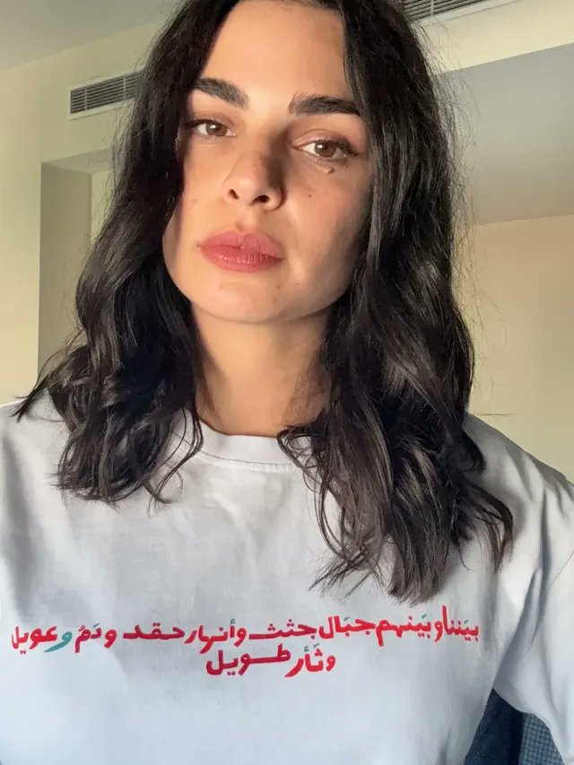 fatimadaoud's tweet photo. النّجمة #ريتا_حايك بلباسٍ توجّه به رسالة إلى عدوّ الإنسانيّة :
"بيننا وبينهم جبال جثث وأنهار حقد ودمّ وعويل وثأر طويل" https://t.co/3wAoCog8ET
