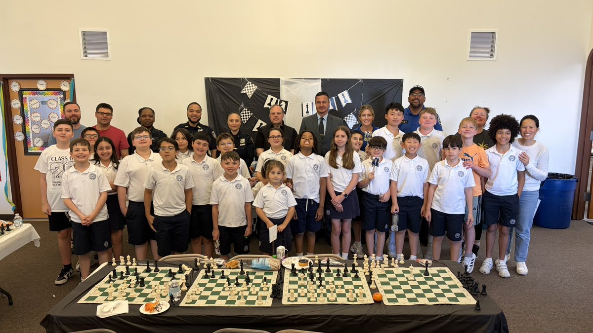 ParkchesterPD's tweet photo. PPD was proud to join the @NYPD49Pct , @NYPD45Pct , @NYPDTransit and officers from various precincts at Villa Maria Academy for Chess with a Cop. A great day of chess, conversation, and building positive relationships with the next generation. Thank you for having us! https://t.co/OeTtAXHjj4