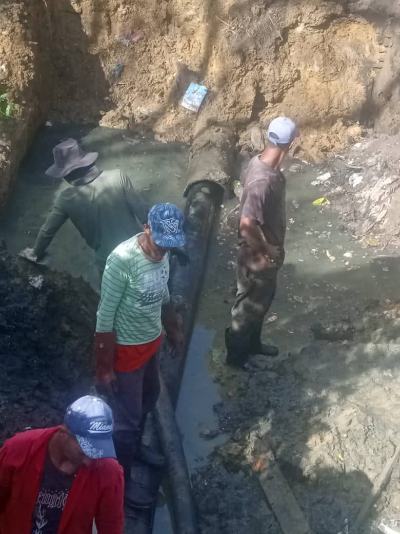 portal_villa's tweet photo. Se trabaja intensamente en la comunidad de la Rosita en Sagua la Grande, en los residuales por parte de los trabajadores de #EAAVC, ECOING 25 y vecinos de la comunidad, se continuarán las acciones hasta dar solución a la problemática. https://t.co/OBeB2tGisF