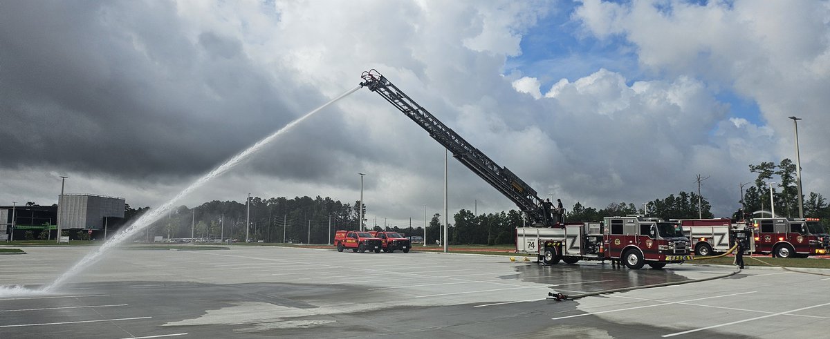 Springfdtx's tweet photo. At Spring Fire, training and testing happens every day. Check out these cool shots from driver clearance and pump testing.
#firefighters #firefighter #laddertruck #FireEngine #Springtx https://t.co/BgKzjXATOn