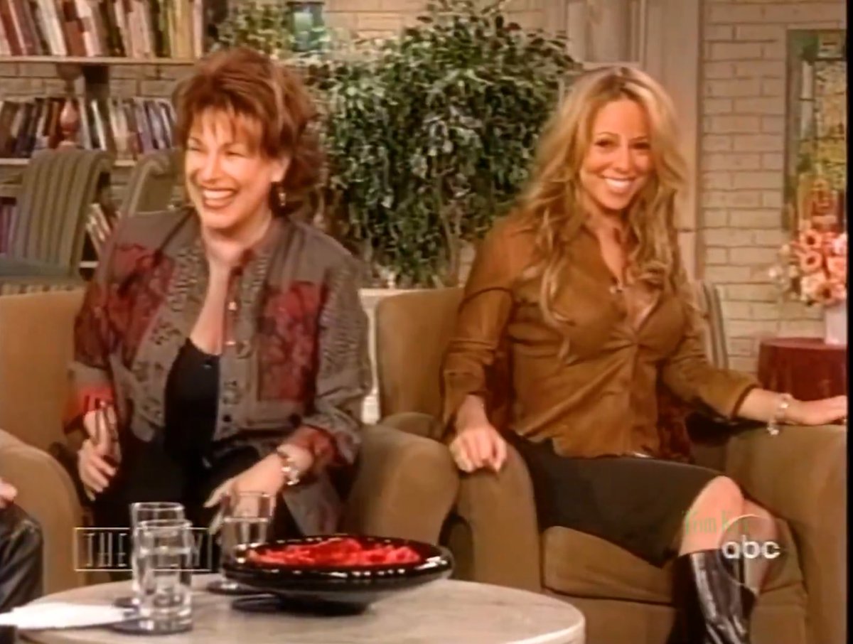 michaelalvarez_'s tweet photo. @deronworld Mariah killllllls me, the way she’s turning away from their guest so she can maintain the perfect angle for her “good side” 😭 https://t.co/OTAvmocykB