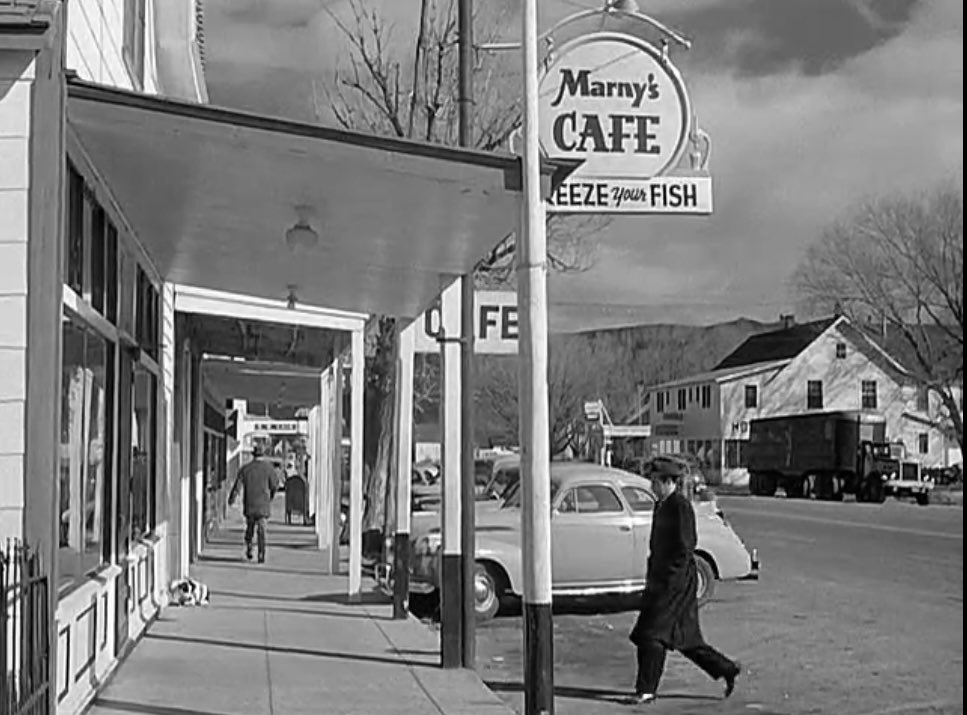 LaurasMiscMovie's tweet photo. Did you know…there’s a blooper in OUT OF THE PAST? Take a look at the sign in the righthand screen shot. Someone forgot to change out the real-life Ann’s Grill sign for the movie’s Marny’s Cafe sign in this shot!
#Highway395 #Bridgeport #OutOfThePast https://t.co/rSOVu8BVNB
