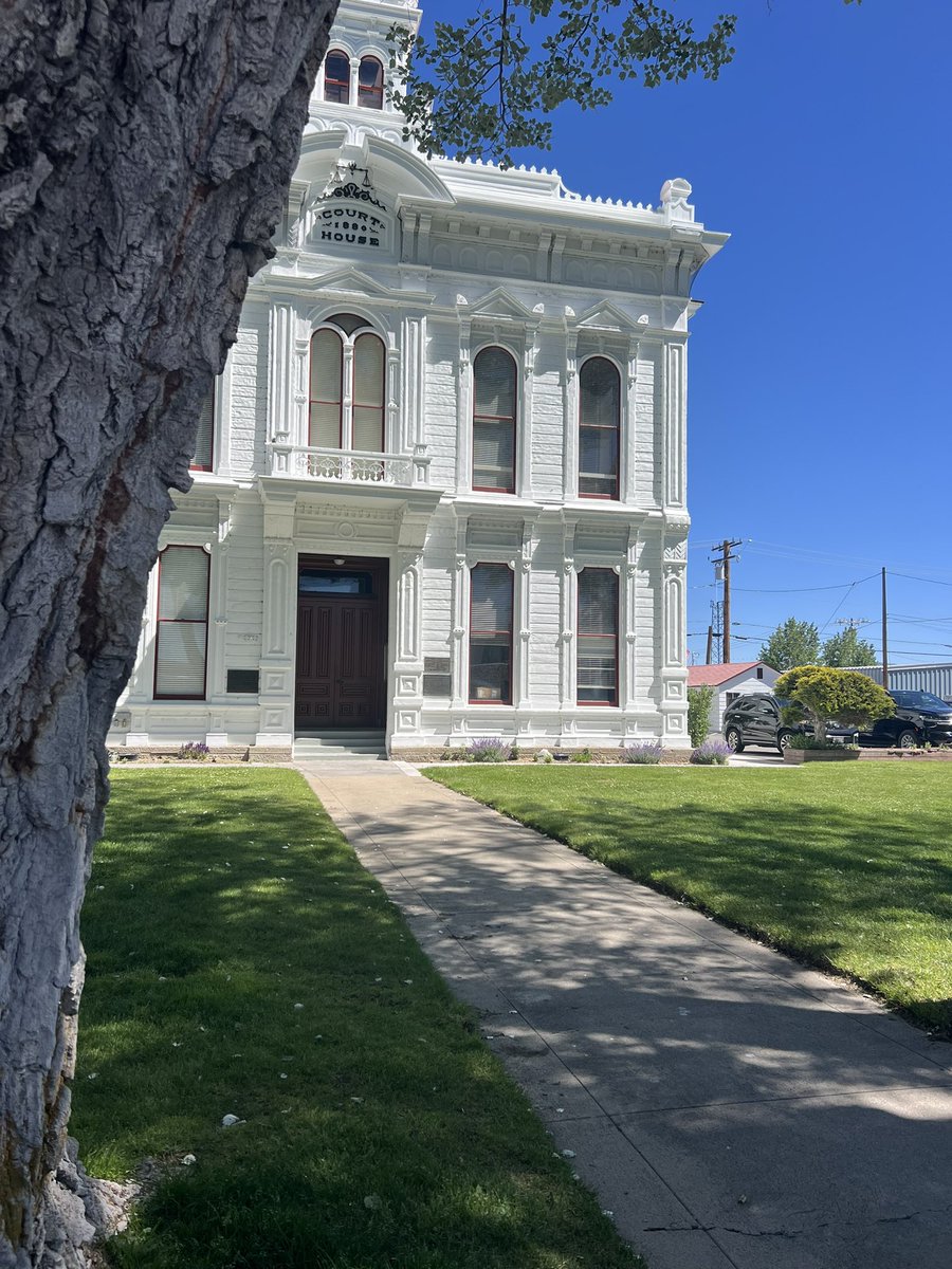 LaurasMiscMovie's tweet photo. The 1880 Mono County Courthouse as seen in OUT OF THE PAST (1947).
#Bridgeport #Highway395 #OutOfThePast https://t.co/Bi6r0cGbkB