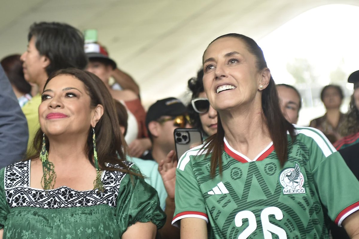 CitlaHM's tweet photo. Nuestra presidenta @Claudiashein y nuestra Jefa de Gobierno @ClaraBrugadaM.

Dos mujeres de izquierda a las que les ha tocado gobernar en los tiempos de mayor amenaza civilizatoria por intereses oligárquicos y neofascistas. 

Las queremos mucho ❤️ https://t.co/3ByCeSwwYS