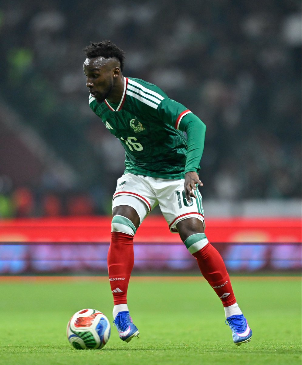 riosgonzalezp's tweet photo. Un colombiano que juega para México marca el primer gol del Mundial.

Julián Quiñones quedará en la historia.

🇲🇽🇨🇴 https://t.co/BYuhIi7Trn