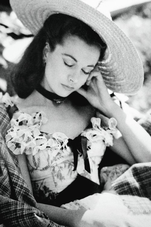 Rodeshow1's tweet photo. Remembering 🌾1939
-Vivien Leigh resting on the set of Gone With the Wind https://t.co/X9X68XnS2v