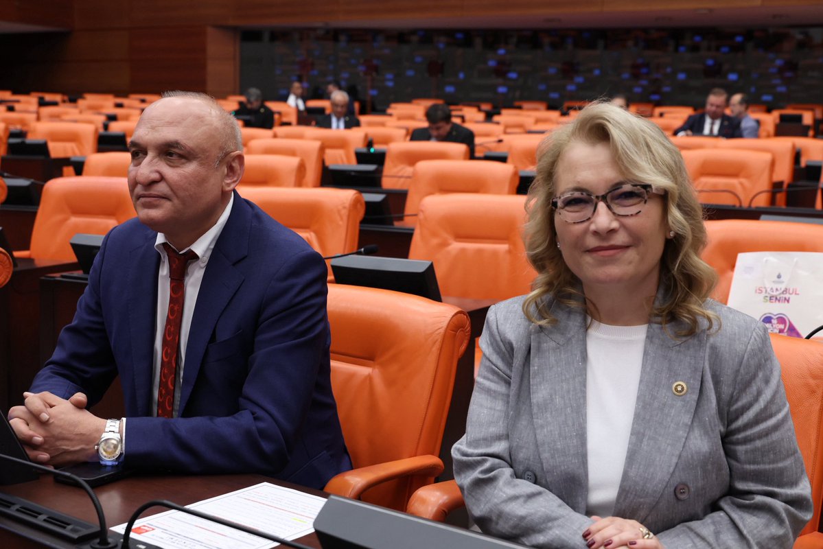 melih_meric's tweet photo. TCK 158 kapsamında yıllardır süren mağduriyetler artık kabul edilemez bir noktaya ulaşmıştır. Gençler, öğrenciler ve hayat mücadelesi veren yurttaşlar “nitelikli dolandırıcı” gibi yargılanırken, bu düzeni kuran asıl failler toplum içinde rahatça dolaşmaktadır. Bu tablo, adalet duygusunu zedelemekte ve vicdanları derinden yaralamaktadır.

Oysa bu madde, organize suç şebekelerini cezalandırmak için vardır. Kandırılan, zaafları üzerinden yönlendirilen ve çoğu zaman bilinçsizce kullanılan gençlerin ağır cezalara maruz kalması ne hukuka ne de hakkaniyete uygundur.

Açık çağrımızdır: TCK 158 yeniden düzenlenmeli; kastı olmayan, örgütle bağı bulunmayan vatandaşlar için adil bir değerlendirme sistemi oluşturulmalıdır. #CHP