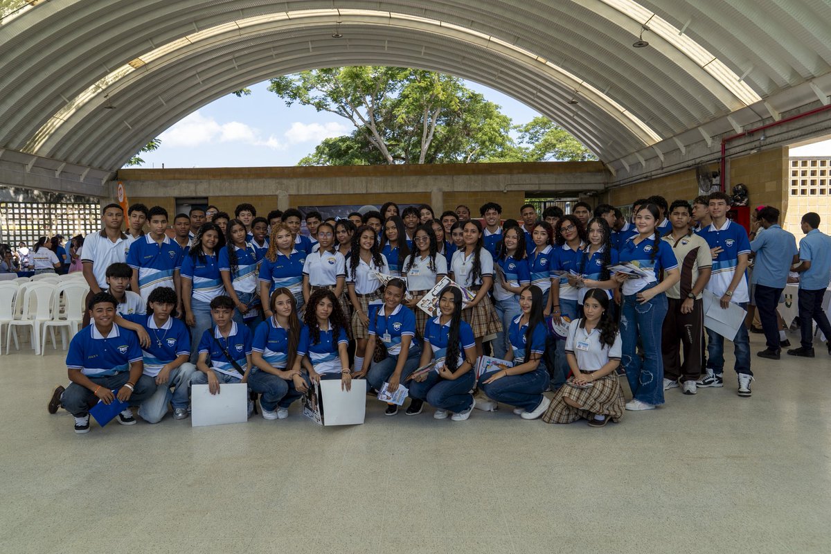 ICETEX's tweet photo. Hoy, desde #Cartagena, el presidente del #ICETEX, Álvaro Urquijo, acompaña a cientos de estudiantes que participan en la Feria de Oportunidades Educativas realizada junto a la @fpiesdescalzos. 
#ComunidadICETEX https://t.co/dUCoc2UYfP