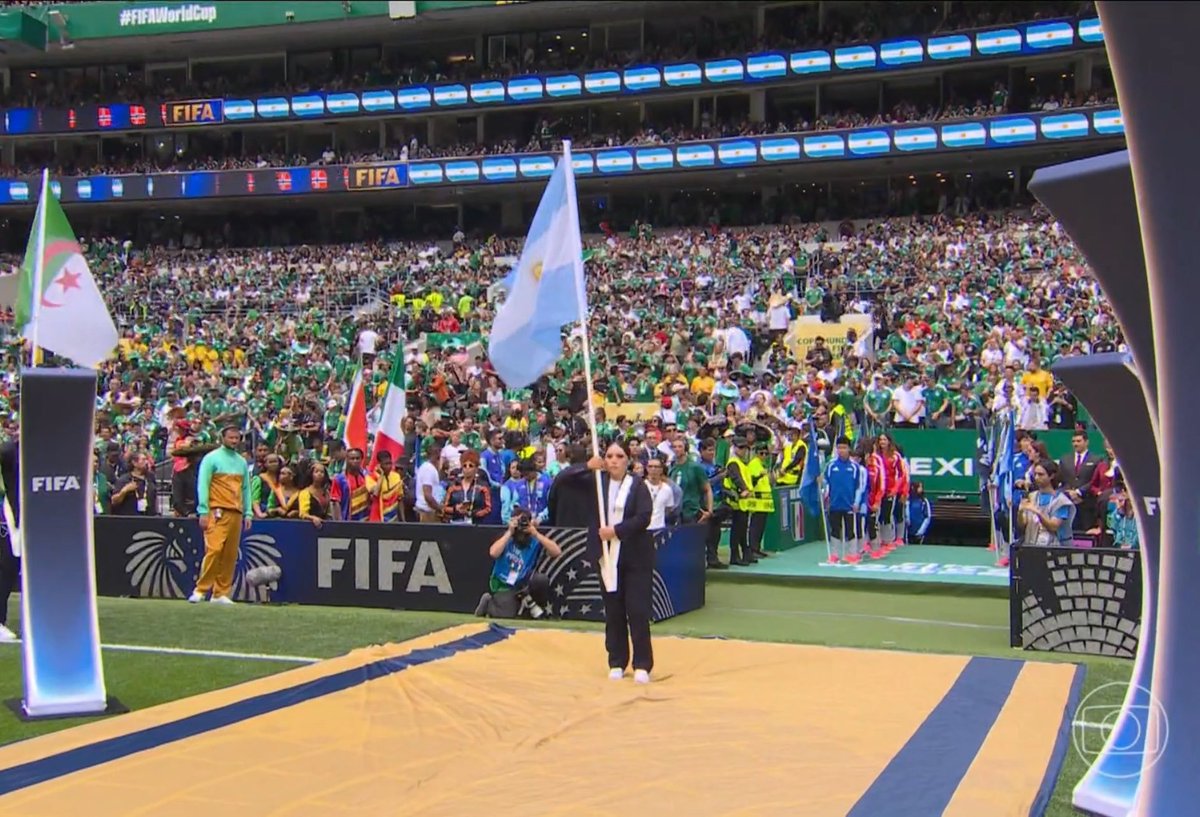 PolymarketSport's tweet photo. 🚨JUST IN: Mexican fans booed the World Cup entrance of the Argentina and USA flags