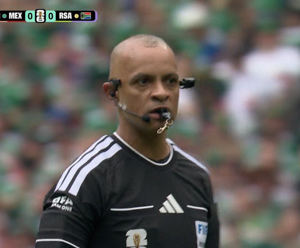 scott_jamison's tweet photo. Niche World Cup/nerd post incoming. 

Referee tonight reminds me of this. https://t.co/kVMDH7MgTw