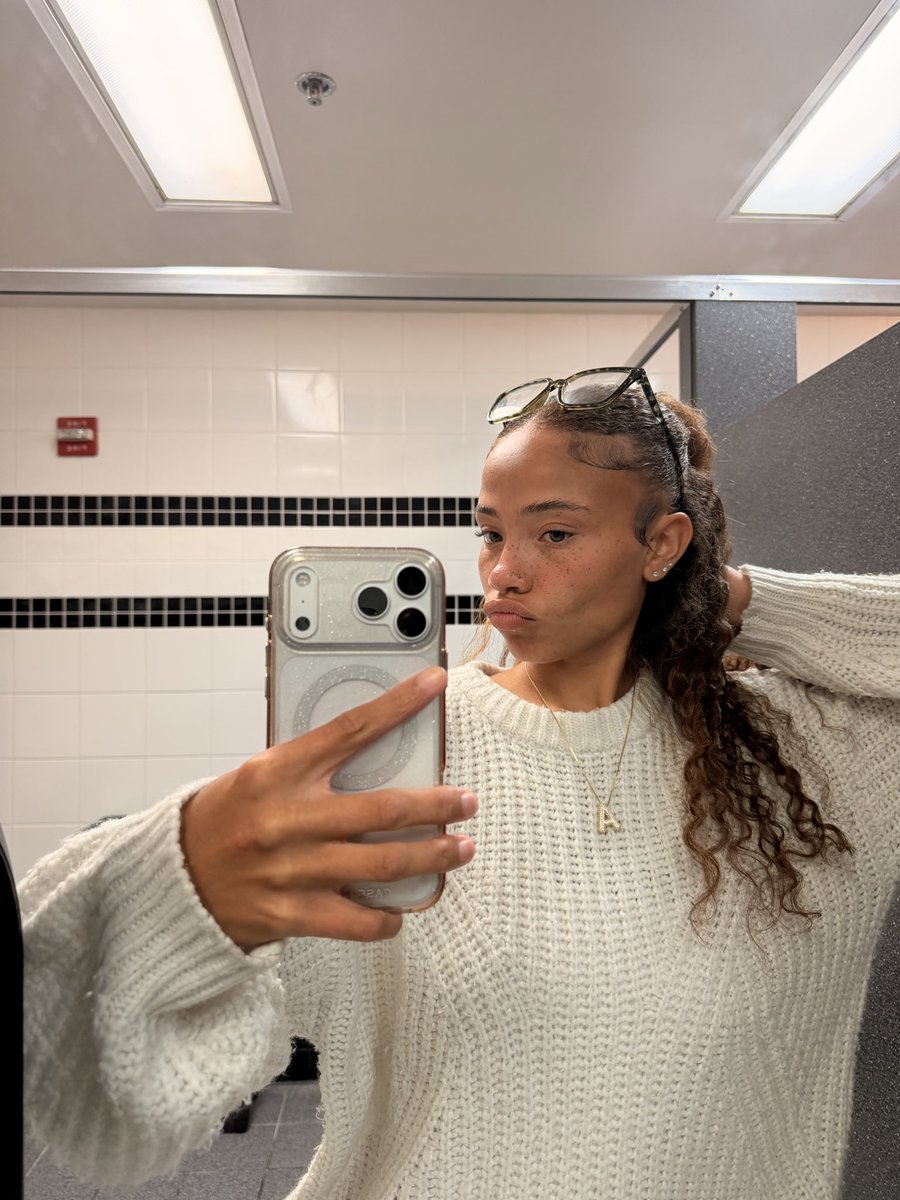 amy_raaa's tweet photo. pov im in the applebees bathroom for way too long https://t.co/qNeyZi6i5n