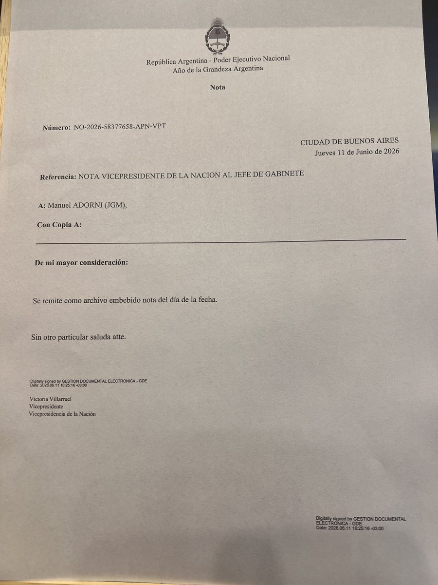 VickyVillarruel's tweet photo. El Jefe de Gabinete de Ministros debe ponerse a disposición de las Cámaras del Congreso para informar sobre la marcha del gobierno. Esta obligación es al menos 1 vez al mes, sin embargo el Jefe de Gabinete Adorni no lo hace desde que asumiera en noviembre del 25. Por lo cual acabo de solicitar en forma fehaciente y formal que se presente este mes de junio a dar su informe ante la Cámara de Senadores, tal como lo dispone el art. 101 de la Constitución Nacional que dice: “El jefe de gabinete de ministros debe concurrir al Congreso al menos una vez por mes, alternativamente a cada una de sus Cámaras, para informar de la marcha del gobierno, sin perjuicio de lo dispuesto en el Artículo 71”. 
Asimismo estoy convocando a Labor Parlamentaria el próximo miércoles para discutir este y otros temas.