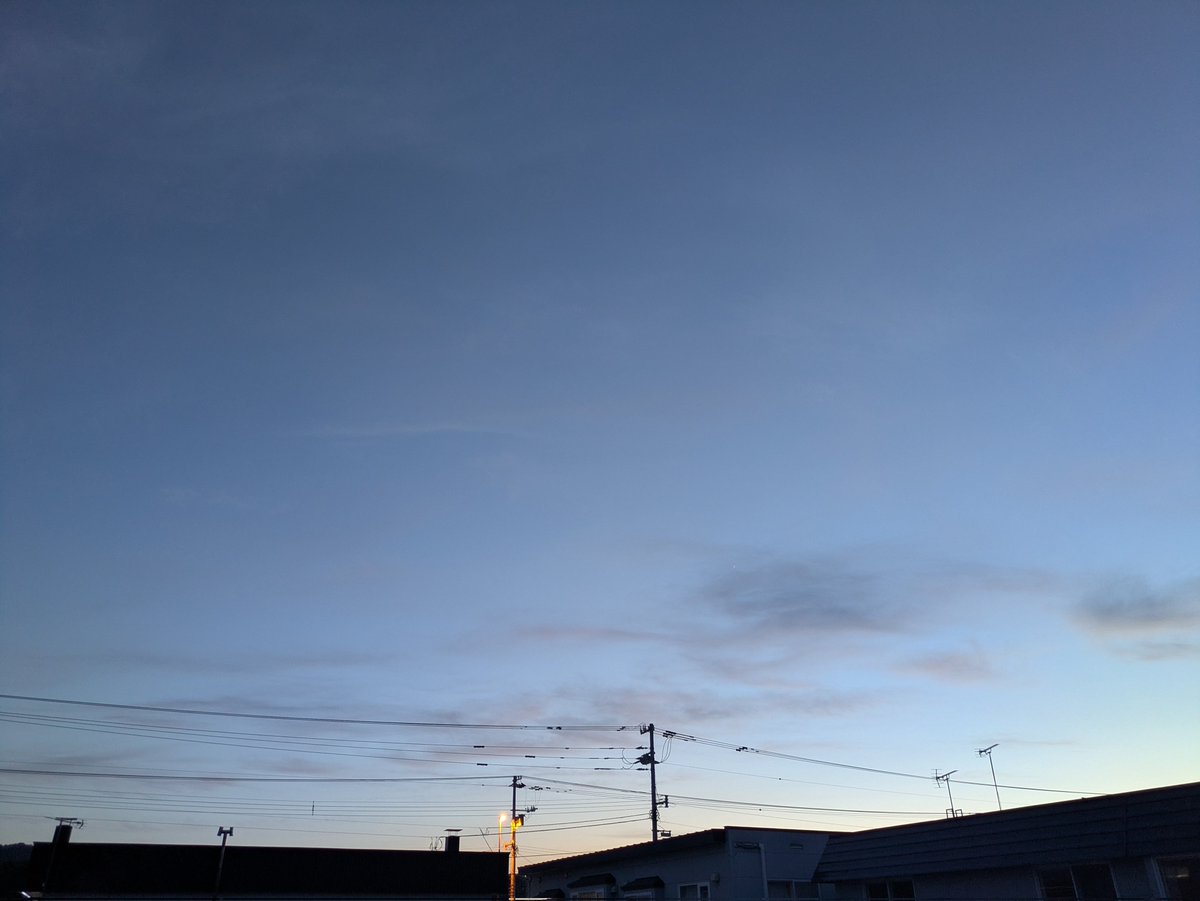 chairo_0109's tweet photo. おはようございます😊
モーニングムーンの朝です➀🌜️
只今の気温10.4℃の予想最高が24℃で☀時々🌩️の予報になってます😅
急な雷雨があるようです😆
昨夕は雲がとれていい空模様でした➁~➃😀
今日もよろしくお願いします🙇🏻🪻 https://t.co/rX16mYFg3S