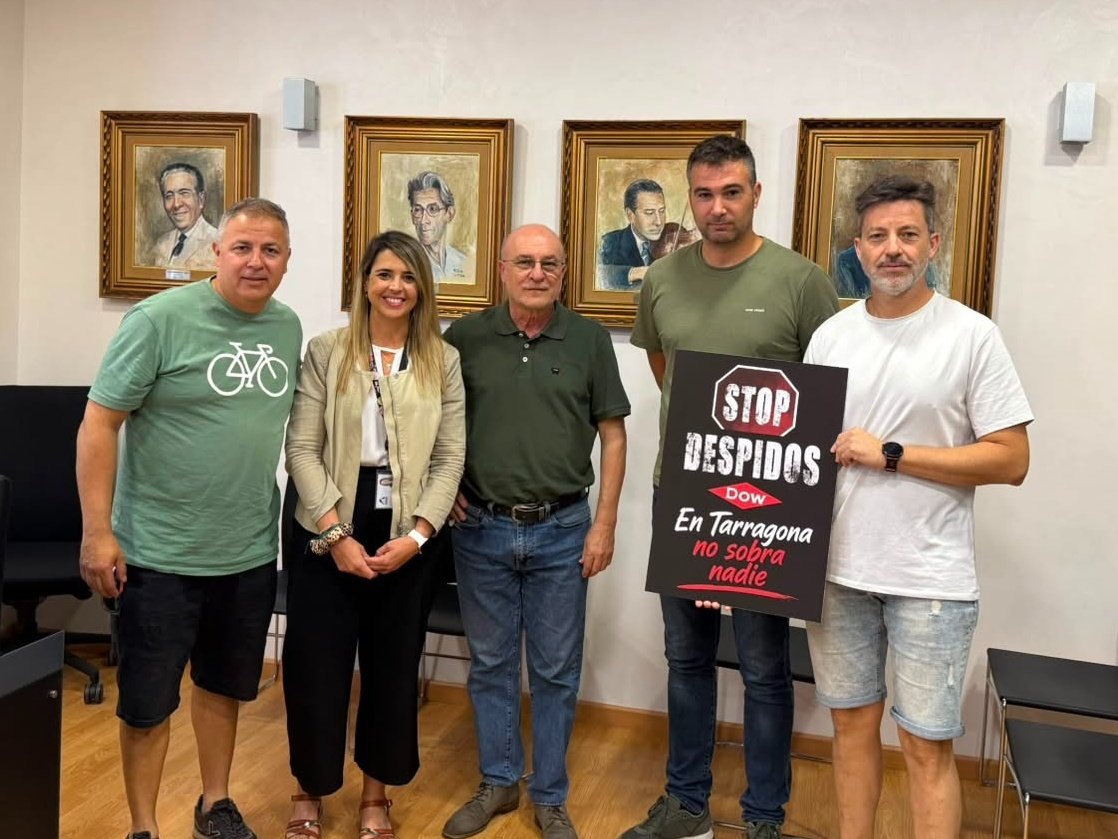 STR_Sindicato's tweet photo. Los trabajadores de Dow Tarragona se han reunido hoy con el alcalde de La Canonja, Roc Muñoz, para trasladarle su preocupación tras el anuncio de hasta 138 despidos en España.

El alcalde ha mostrado su apoyo a la plantilla y su preocupación por el impacto que esta medida puede tener sobre el empleo y la industria del territorio.

Porque en Tarragona no sobra nadie.

#Dow #Tarragona #Industria #Empleo