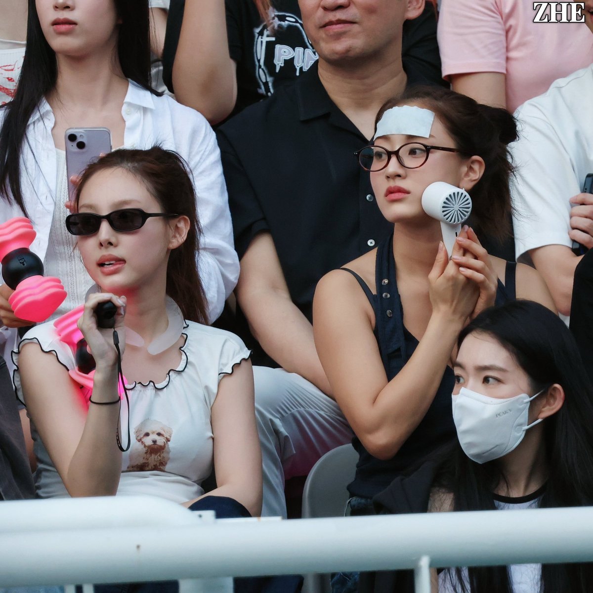 KulaKamisato_'s tweet photo. @jnklockett @itgirlnayeony girllll. Look how your idols as my co fellow blinks shouting Jennie and Blackpink’s names on a SOLD OUT Deadline concert.

“My IDOLS are your idols’ IDOL.” https://t.co/HVeyGFKJyA