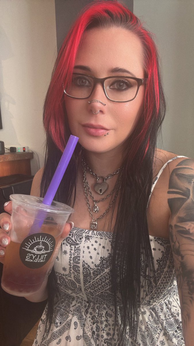FindomBones's tweet photo. Go fetch for my boba $7 https://t.co/zofvMpGfAi