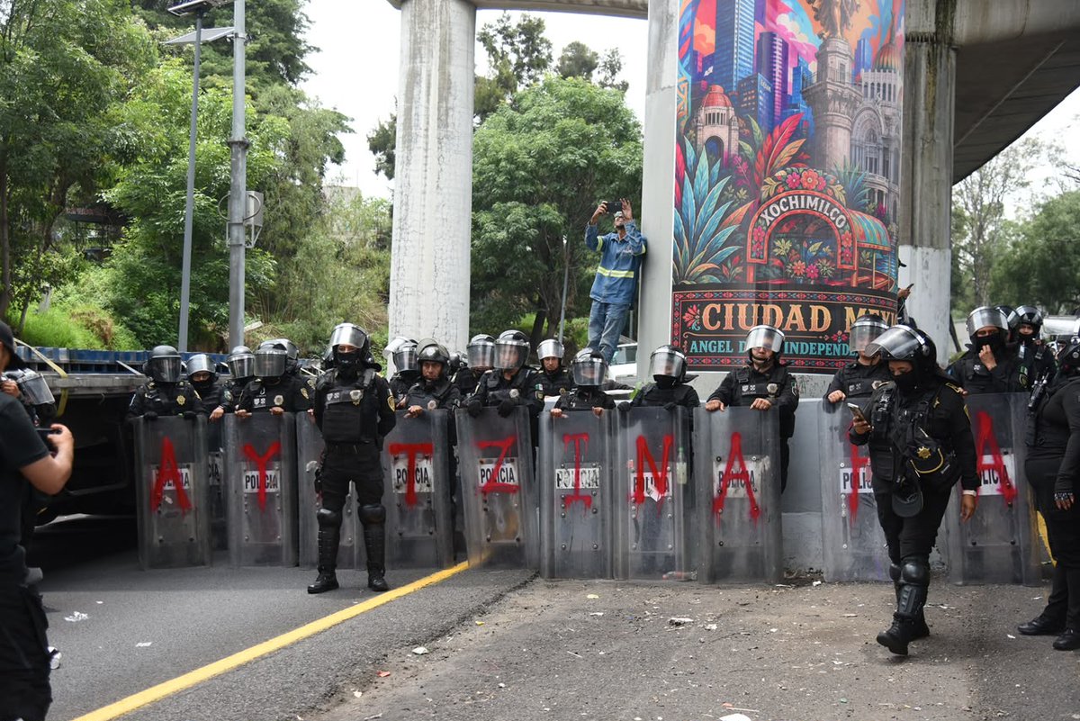El_Universal_Mx's tweet photo. 🔴 Policías antimotines de la SSC mantienen encapsulada la marcha de madres y padres de los 43 estudiantes de Ayotzinapa y de colectivos de familiares desaparecidos del estado de Guerrero que pretendían marchar sobre la avenida Tlalpan y pegar carteles.  

📷Fotos: Salvador Cisneros | EL UNIVERSAL