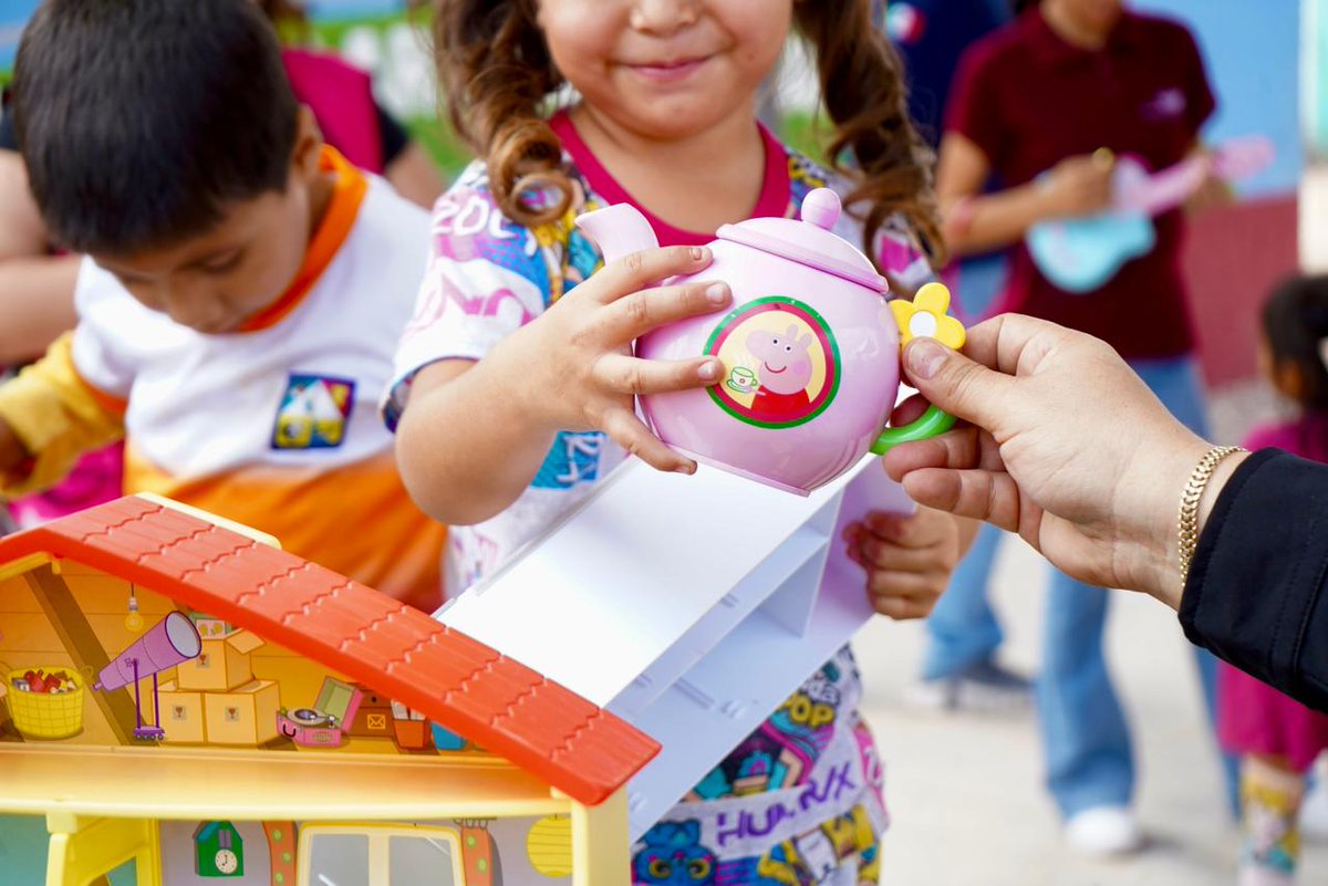 DIFSonora's tweet photo. ¡Convivir con la niñez es nuestra fuente de energía!

En la comunidad El Chorizo, del municipio de Guaymas, estuvimos cerca de las familias entregando juguetes, bicicletas, balones del Mundial Social y paquetes alimenticios. #seguimostransformando https://t.co/4br3NseiZG