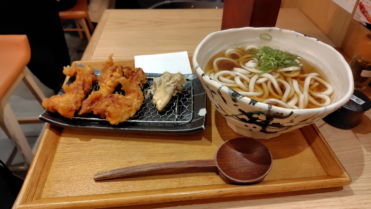 tor0mbone's tweet photo. 個人的にあんまり回転の良い飲食店のお盆って、食器ほどの信頼がないんだけど過敏なだけ？気にしすぎ？
あのマクドナルドとかのお盆の上に紙引いてあるからってポテトぶち撒けるやつとか、すごく無理かもしれない。 https://t.co/yS1CBL9X8V