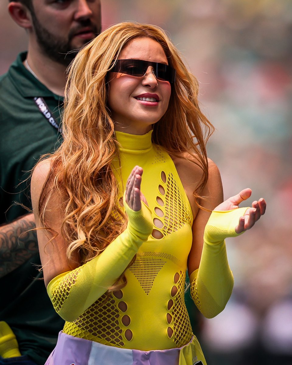 Bait3ro's tweet photo. Seguiremos simulando que no ha pasado nada o hablaremos de que esa NO ES SHAKIRA!!!!! https://t.co/THY2NnV40W