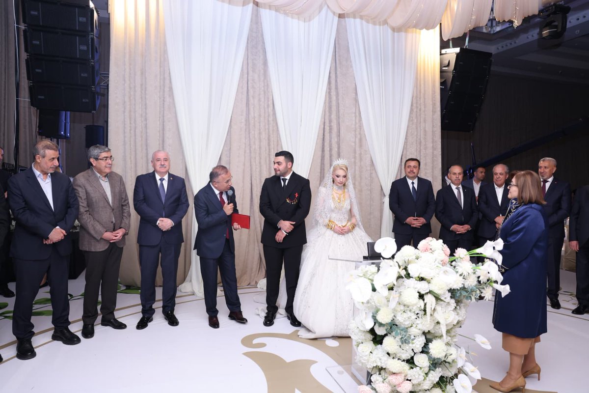 AKPartiG_Antep's tweet photo. İl Başkanımız Sayın Fatih Muhaddis Fedaioğlu, Valimiz Sayın Kemal Çeber, Gaziantep Milletvekillerimiz Sayın Mehmet Eyüp Özkeçeci ve Sayın İrfan Çelikaslan, Karkamış Belediye Başkanımız Sayın Mustafa Güzel, Önceki Dönem Milletvekillerimiz Sayın Ahmet Uzer ve Şamil Tayyar;

Erdoğan Ailesi'nin kıymetli evladı İlayda Hanım ile Belediye Başkan Yardımcımız Sayın Mehmet Haz'ın oğlu Mahmut Talip Bey'in nikâh merasimine katıldılar.

Nikâhları, Gaziantep Büyükşehir Belediye Başkanımız Sayın Fatma Şahin tarafından kıyılan genç çiftimize bir ömür boyu mutluluklar diliyor, ailelerini tebrik ediyoruz. 💐

@fmfedaioglu
@kemalcebervali
@EyupOzkececi
@irfancelikaslan
@FatmaSahin
@mustafaguzel027
@ahmet_uzer27
@samiltayyar27
@Akparti