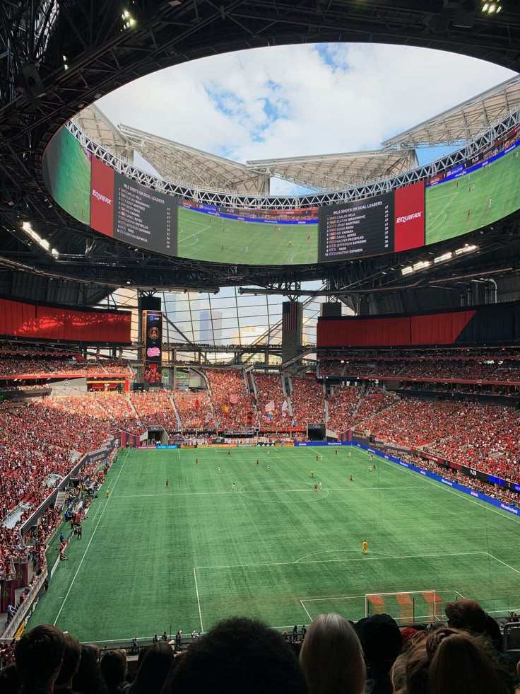 HouseDesignM's tweet photo. 4. It is one of the largest stadiums in the Americas
Depending on configuration and renovations, the stadium holds roughly 83,000–87,000 spectators, making it among the largest football stadiums in North America https://t.co/gaAYWTvCHK