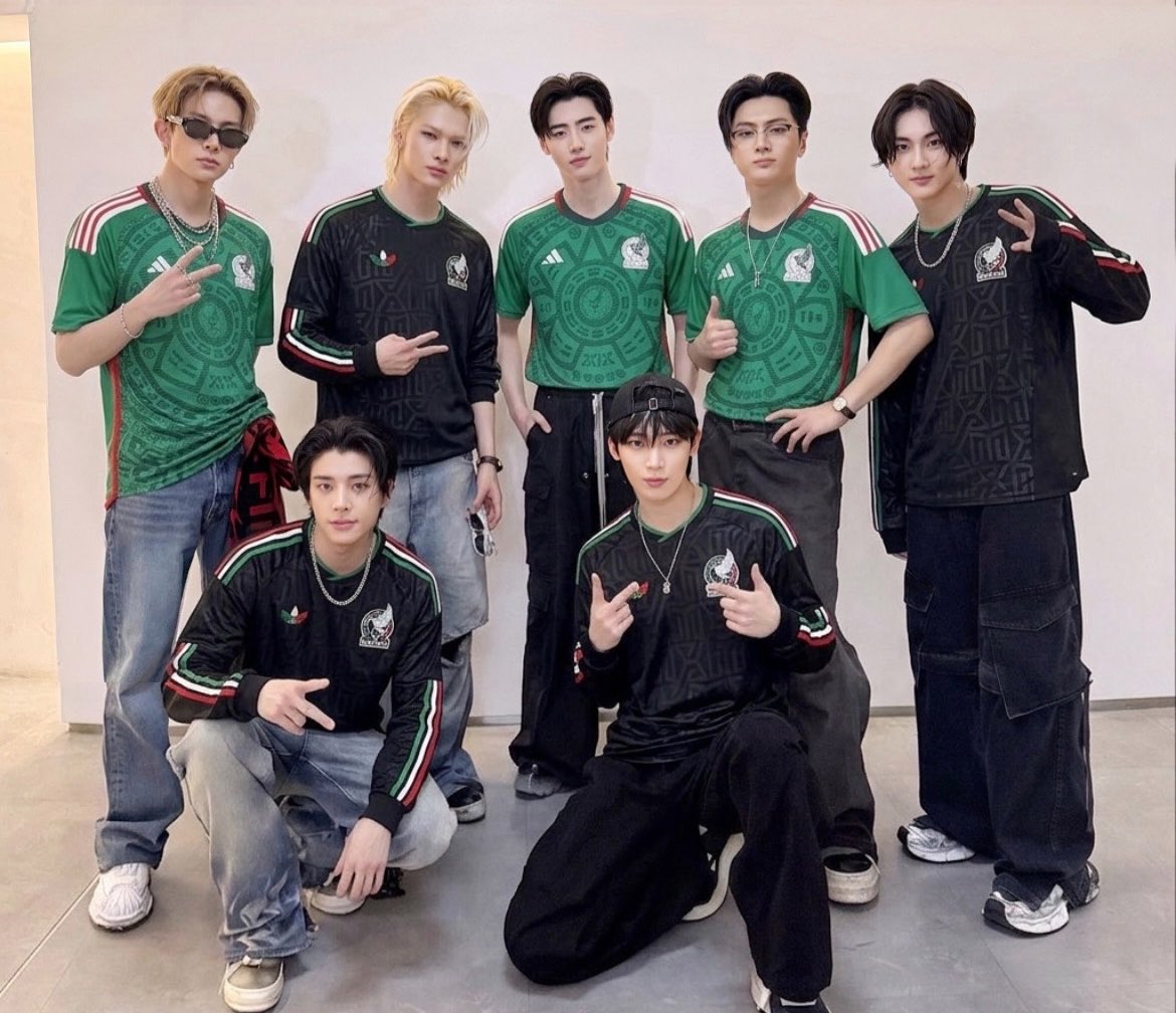 heegirIfriend's tweet photo. hoy enhypen en apoyo a la selección mexicana, BRAVO ENHYPEN🥳🥳🥳🇲🇽 

#ShiningWith7Stars
#SEVEN_ALWAYS_TOGETHER https://t.co/4LOiBMsYwC