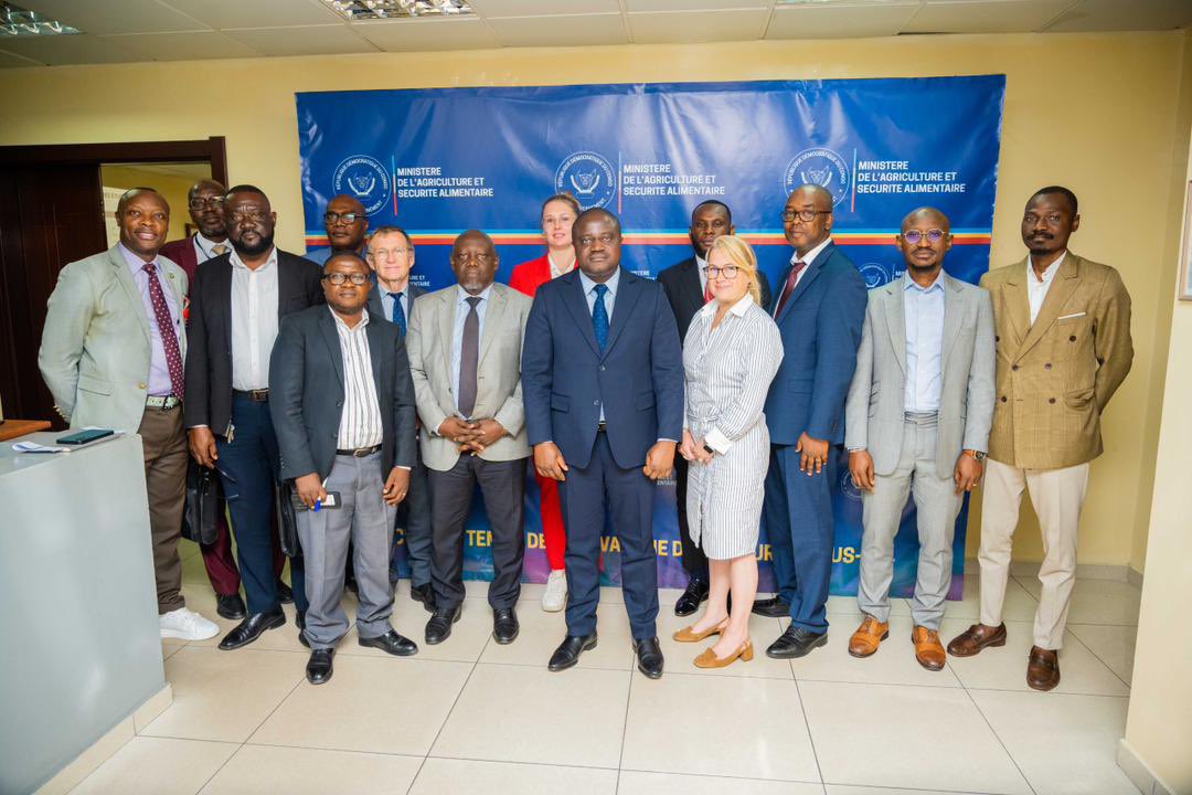 butondonzangi's tweet photo. Le développemnt agricole de la RDC passe par des partenariats solides. Heureux d’avoir réuni aujourd’hui les principaux partenaires techniques et financiers autour du projet du Parc agro-industriel de Mbanza-Ngungu. Ensemble,nous avançons vers une agriculture moderne.. https://t.co/fsp0zWIbdL