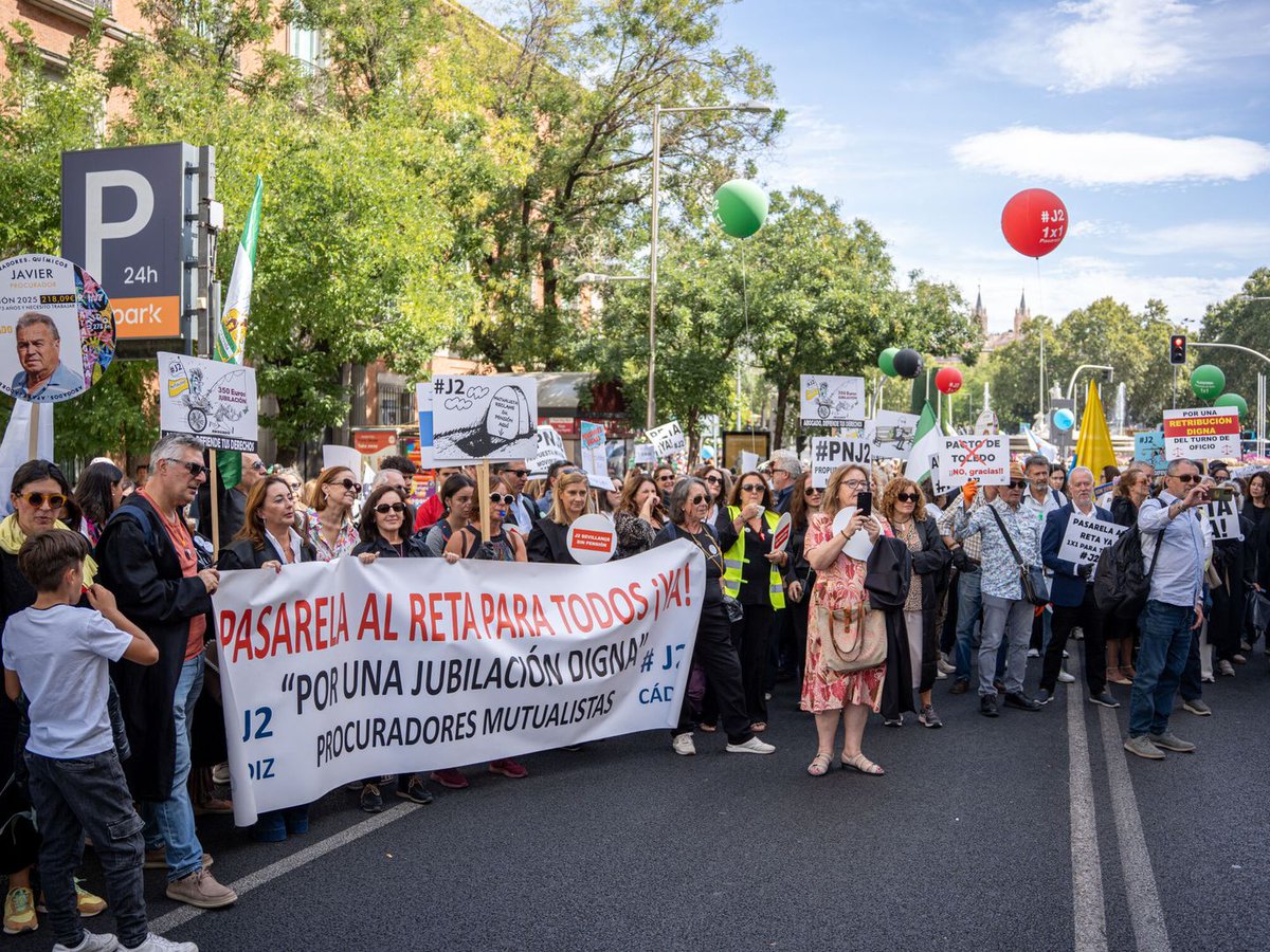 ProcuradoresE's tweet photo. Pasarela al RETA: un avance decisivo para miles de mutualistas

El Consejo General de Procuradores celebra la aprobación en el Congreso de una pasarela al RETA más amplia, justa e inclusiva para miles de profesionales mutualistas. La reforma aprobada hoy elimina restricciones que dejaban fuera a numerosos colectivos, reconoce trayectorias profesionales que no estaban contempladas en la propuesta inicial y garantiza una transición sin penalizaciones fiscales para quienes decidan acogerse voluntariamente.

El texto amplía el ámbito subjetivo a quienes estén o hayan estado integrados en mutualidades alternativas y reconoce el tiempo de integración obligatoria en mutualidades sustitutorias a efectos del cómputo de carencia para las prestaciones de jubilación. Además, incorpora una exención fiscal clave para asegurar que la futura pasarela sea efectiva y no genere cargas adicionales.

Tal y como ha señalado nuestro presidente, Alberto García Barrenechea, esta aprobación supone “un paso muy importante hacia una regulación más amplia, más inclusiva y más ajustada a la realidad de los mutualistas”.

Desde el CGPE reconocemos el trabajo de asociaciones de mutualistas, colegios profesionales, consejos generales, grupos parlamentarios e instituciones que han impulsado esta reforma mediante diálogo, interlocución y aportaciones técnicas.

La tramitación continúa ahora en el Senado y deberá desarrollarse reglamentariamente. Defendemos que el futuro reglamento garantice un sistema de conversión de derechos justo y proporcionado, mantenga la voluntariedad plena de la pasarela y ofrezca la máxima seguridad jurídica, transparencia y homogeneidad en su aplicación.

Seguiremos trabajando con las administraciones y con los colectivos afectados para que esta reforma se traduzca en una solución eficaz, equilibrada y plenamente operativa para todos los mutualistas.