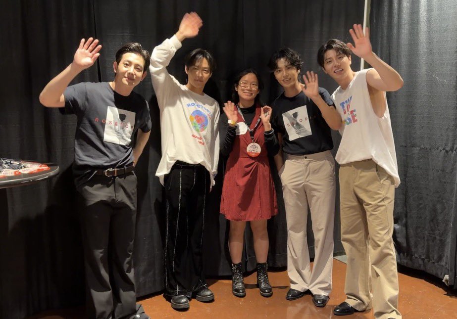 tweiran's tweet photo. They’re all so sweet and kind! They loved my Blue Moon postcard to sign 🖤🌹 https://t.co/LWo4fofoYT