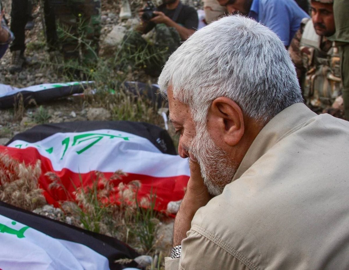 hd41538's tweet photo. الشهيد القائد أبو مهدي المهندس (رضوان الله عليه) في الساعات الأولى من وصوله إلى القصور الرئاسية، يتفقد مواقع المقابر الجماعية لشهداء مجزرة سبايكر، حاملاً وجع العراق  
 ومؤكداً أن دماء الشهداء لن تضيع وأن القصاص من المجرمين آتٍ لا محالة.

#سبايكر_مجزرة_تكريت https://t.co/CeCeFpxBYu