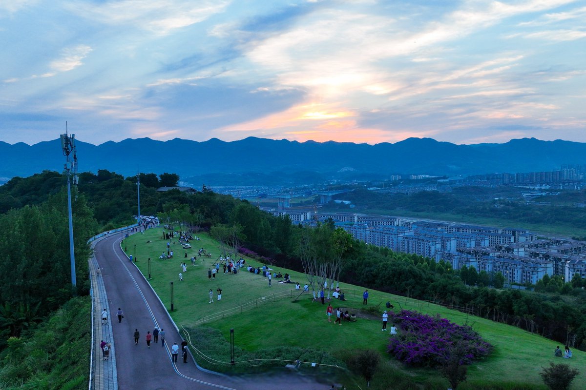 maarimuthus's tweet photo. As the tassel turns and the campus sun sets, I’m holding my favorite textbook, grinning like a kid. This isn’t an end—it’s my next chapter starting. https://t.co/QpxyPywjvy
