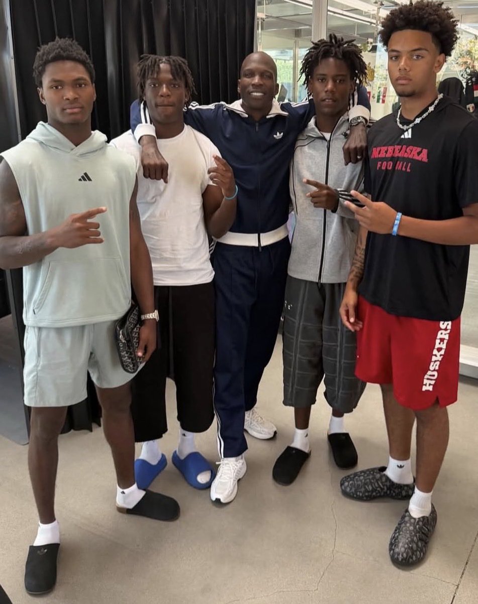 FaboisMe's tweet photo. Ochocinco

❌

Nick Lennear
5⭐️ WR Miami commit 

❌

A'mir Sears
5⭐️ 2028 ATH 

👀🎬🤫

🌪️#GoCanes🙌🏻 https://t.co/jnViXQxfEb